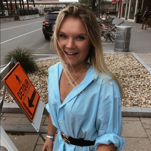 Hi!! Feel free to check my closet out! - Picture 2 of 4